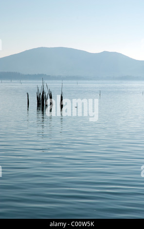 Italie - Lac Trasimène - vue de lakeside village Passignano - Ombrie - Pérouse district Banque D'Images