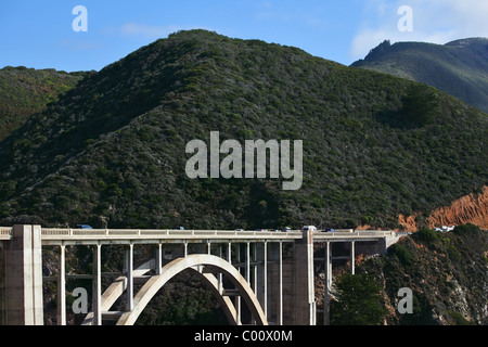 Le triomphe de l'ingénierie. Le magnifique pont sur la route côtière de la côte du Pacifique Banque D'Images