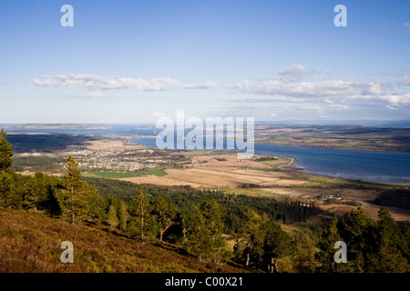 Estuaire de Cromarty, Invergordon, Cromarty et plates-formes pétrolières de Fyrish Fyrish, Monument Hill dans Easter Ross Banque D'Images