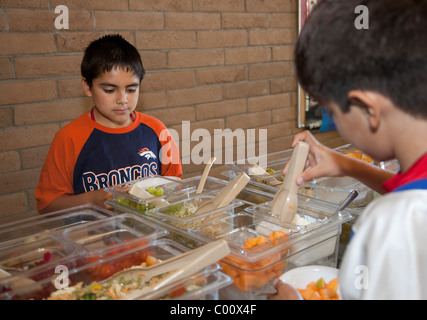 Enfants à la cafétéria de l'École de bar à salade Banque D'Images