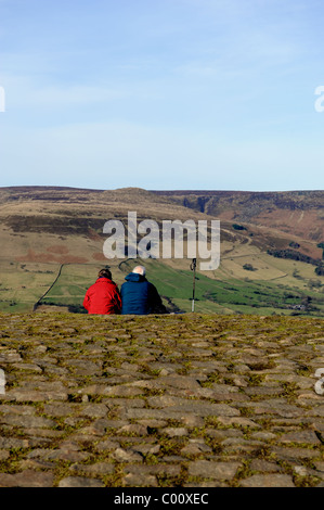 Couple having a break sur haut de mam tor derbyshire peak district england uk Banque D'Images