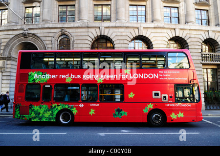 Bus à impériale rouge alimenté par la technologie hybride électrique, London, England, UK Banque D'Images