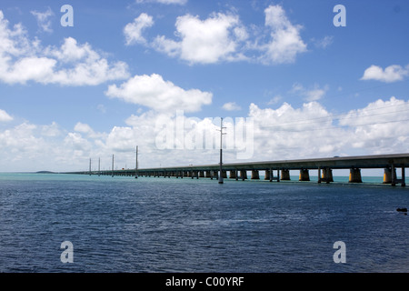 Le Seven Mile Bridge dans les Florida Keys relie Marathon avec peu de Duck Key. Banque D'Images