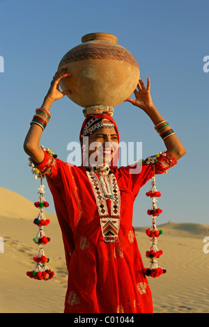 L'Inde, Rajasthan, Jaisalmer, désert du Thar, Dame en costume complet de Rajasthani golden evening light Banque D'Images