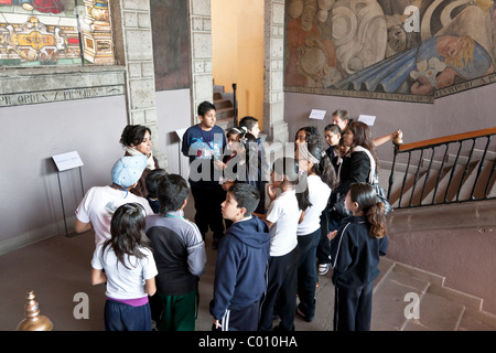 Des enseignants de l'école moyenne mexicaine sur le groupe d'attente à l'escalier principal d'Antiguo Colegio de San Idelfonso museum Mexico City Banque D'Images