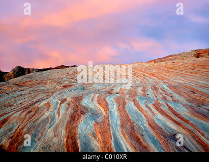 Bandes de roches colorées, striés. Vallée de Feu Park, Nevada Banque D'Images