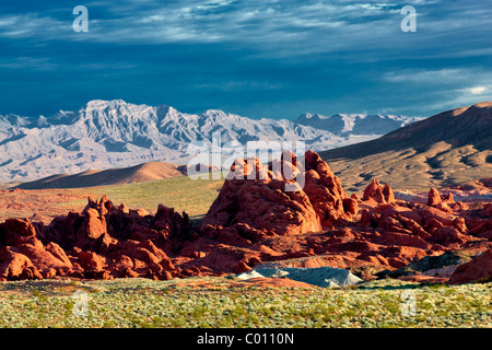 Les roches colorées et les nuages au lever du soleil. Vallée de Feu Park, Nevada Banque D'Images