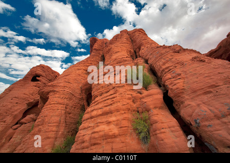 Rock monolitth et nuages. Vallée de Feu Park, Nevada Banque D'Images