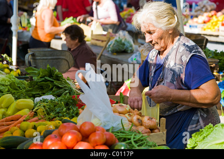 Vendeurs au marché un dimanche à Trogir, Croatie Banque D'Images