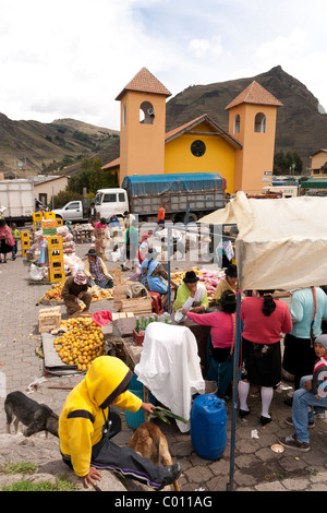 Prise à Zumbahua les samedi, le marché de l'Equateur, près de Latacunga et lac de cratère Quilotoa Banque D'Images