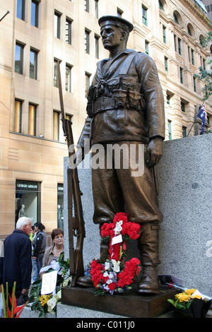 Statue en bronze du Leading Seaman John William Varco gardant le Cenotaph à Martin Place, Jour de l'Anzac 2026, Sydney, Nouvelle-Galles du Sud, Australie. Banque D'Images