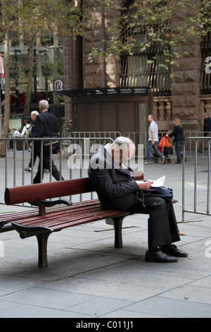 Un vieux monsieur dort sur un banc à Martin Place, Sydney, sur l'Anzac Day 2010. Nouvelle Galles du Sud, Australie. Banque D'Images