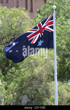 Le drapeau australien qui souffle dans la brise, Martin Place, Sydney, New South Wales, Australia Banque D'Images