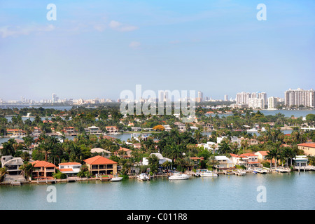 Vue aérienne de Star Island en premier plan et la ville de Miami en arrière-plan Banque D'Images