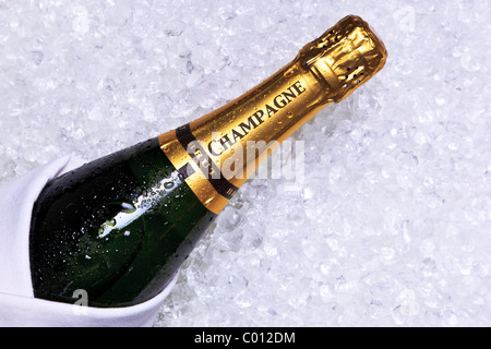 Photo d'une bouteille de champagne sur glace pilée. Banque D'Images