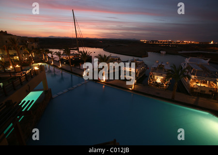 Coucher de soleil sur la marina de Port Ghalib, vu de l'Coral Beach Marina Lodge en Egypte Banque D'Images