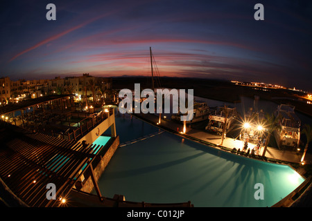 Coucher de soleil sur la marina de Port Ghalib, vu de l'Coral Beach Marina Lodge en Egypte. Banque D'Images