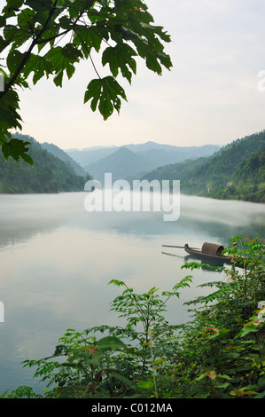 Bateau de pêche sur la rivière brumeuse, photo prise dans la province du Hunan en Chine Banque D'Images