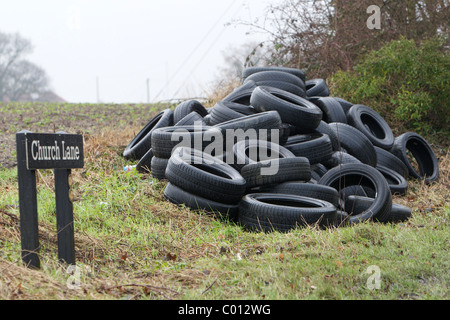 Une pile de pneus d'un dumping à côté d'une route de campagne dans la région de West Yorkshire, Royaume-Uni. Banque D'Images