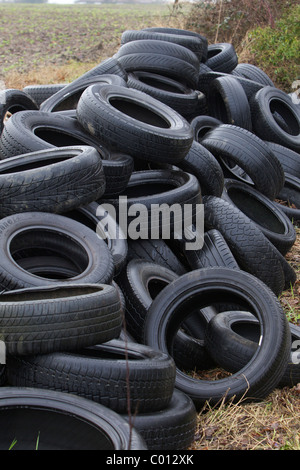 Une pile de pneus d'un dumping à côté d'une route de campagne dans la région de West Yorkshire, Royaume-Uni. Banque D'Images