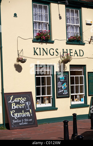 Pub Kings Head le long de Poole Quay, Dorset Royaume-Uni en août Banque D'Images