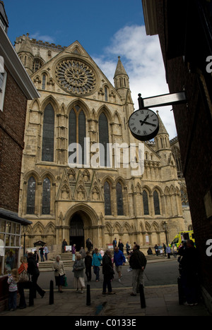 Le Yorkshire ; NEW YORK ; le ministre ; CÔTÉ SUD MONTRANT EXT. WNDOW ROSE Banque D'Images