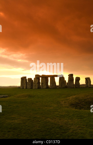 Coucher de soleil le 22 décembre à Stonehenge, Wiltshire, Angleterre, Royaume-Uni Banque D'Images