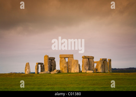 Coucher de soleil le 22nd décembre à Stonehenge, Wiltshire, Royaume-Uni Banque D'Images