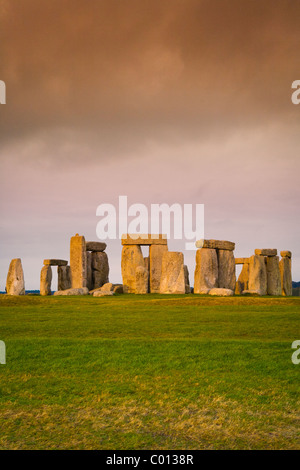 Coucher de soleil le 22 décembre à Stonehenge, Wiltshire, Angleterre, Royaume-Uni Banque D'Images