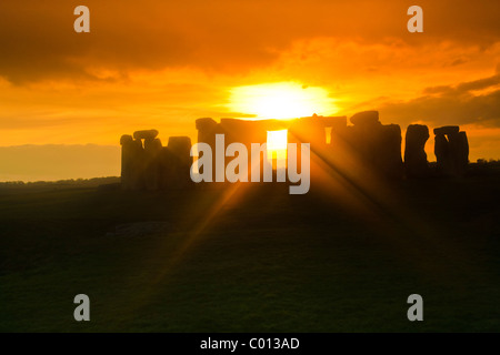 Le coucher du soleil le 22 décembre à Stonehenge, Wiltshire Banque D'Images