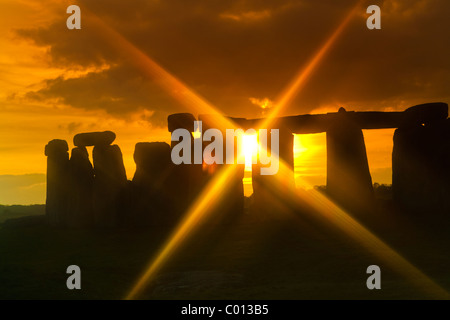 Coucher de soleil le 22nd décembre à Stonehenge, Wiltshire, Royaume-Uni Banque D'Images