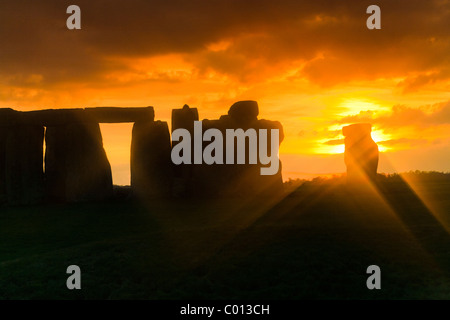 Le coucher du soleil le 22 décembre à Stonehenge, Wiltshire Banque D'Images