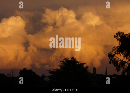 Tempête spectaculaire coucher de soleil sur St.Mary's et tous les saints, églises, Babbacombe Torquay, Devon Banque D'Images