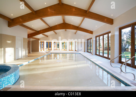Piscine dans une maison qui a un sol en carrelage hydraulique submersibles. Banque D'Images