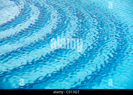 Rippled water surface dans une piscine, détail, bleu avec des marches au-dessous de la surface Banque D'Images