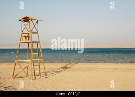 Lifeguard tower, vide, dans la lumière du matin, Soma Bay, Red Sea, Egypt, Africa Banque D'Images