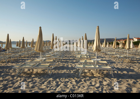 Parasols et chaises longues sur une plage le matin, Sardaigne, Italie, Europe Banque D'Images