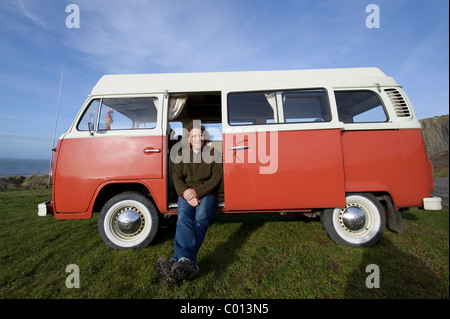 Martin Dorey avec son van dans lequel il voyage à travers le Royaume-Uni dans le cadre d'une série de la BBC2 appelé "un homme et son camping-car", Banque D'Images