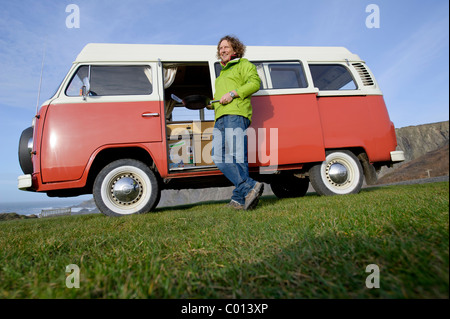 Martin Dorey avec son van dans lequel il voyage à travers le Royaume-Uni dans le cadre d'une série de la BBC2 appelé "un homme et son camping-car", Banque D'Images