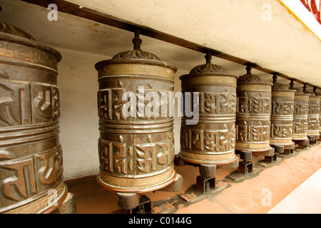 Roues de prière bouddhiste sur le mur extérieur du Temple de Swayambhunath Stupa, également appelé Monkey Temple, Katmandou, Népal, Asie Banque D'Images