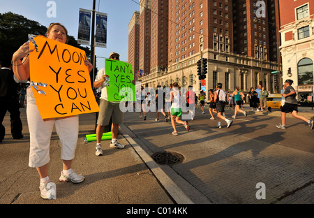 Encourager les spectateurs à la Demi-marathon de Chicago, Chicago, Illinois, États-Unis d'Amérique, USA Banque D'Images