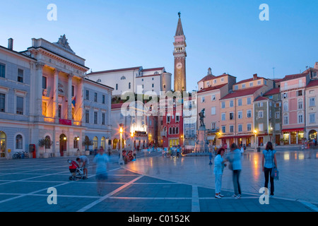 La place Tartini au crépuscule, hôtel de ville, ville historique, Piran, Slovénie, Europe Banque D'Images