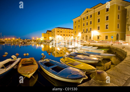 Petit bateau port de nuit, Piran, Slovénie, Europe Banque D'Images