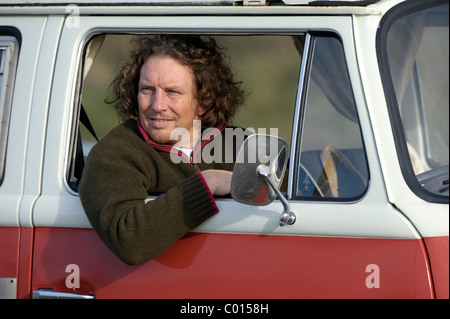 Martin Dorey avec son van dans lequel il voyage à travers le Royaume-Uni dans le cadre d'une série de la BBC2 appelé "un homme et son camping-car", Banque D'Images