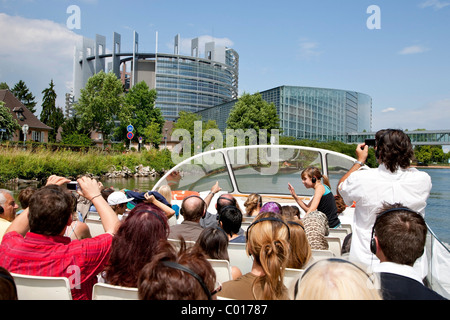Excursion en bateau le long de la rivière, au Parlement européen à Strasbourg, Alsace, France, Europe Banque D'Images