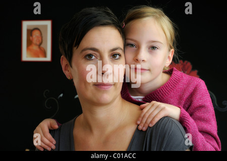Femme, 35 ans, et une fille, 9 ans Banque D'Images