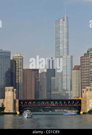 Bateau d'excursion en face du pont de la route 9 Nord traversant la rivière Chicago, derrière, l'horizon avec Trump Banque D'Images