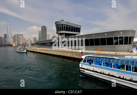Excursion en bateau dans le port de Chicago avant de bloquer entre le lac Michigan et la rivière Chicago, Chicago, Illinois Banque D'Images