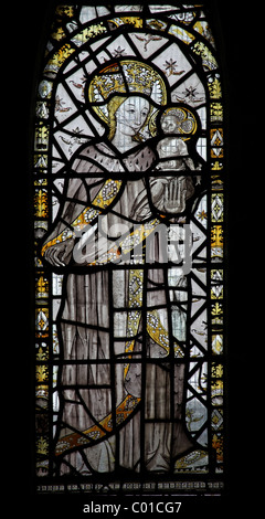 Un vitrail du xvie siècle représentant la Vierge et l'enfant, l'église St Eata, Atcham, Shropshire Banque D'Images