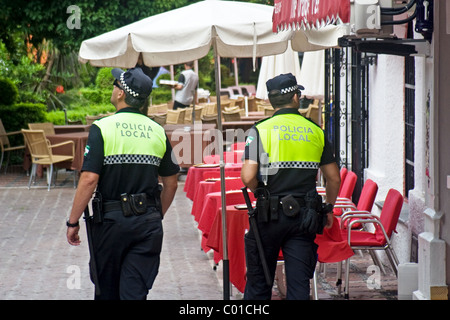 Les patrouilles de la police locale dans la vieille ville, Marbella, Costa del Sol, Andalousie, Espagne Banque D'Images